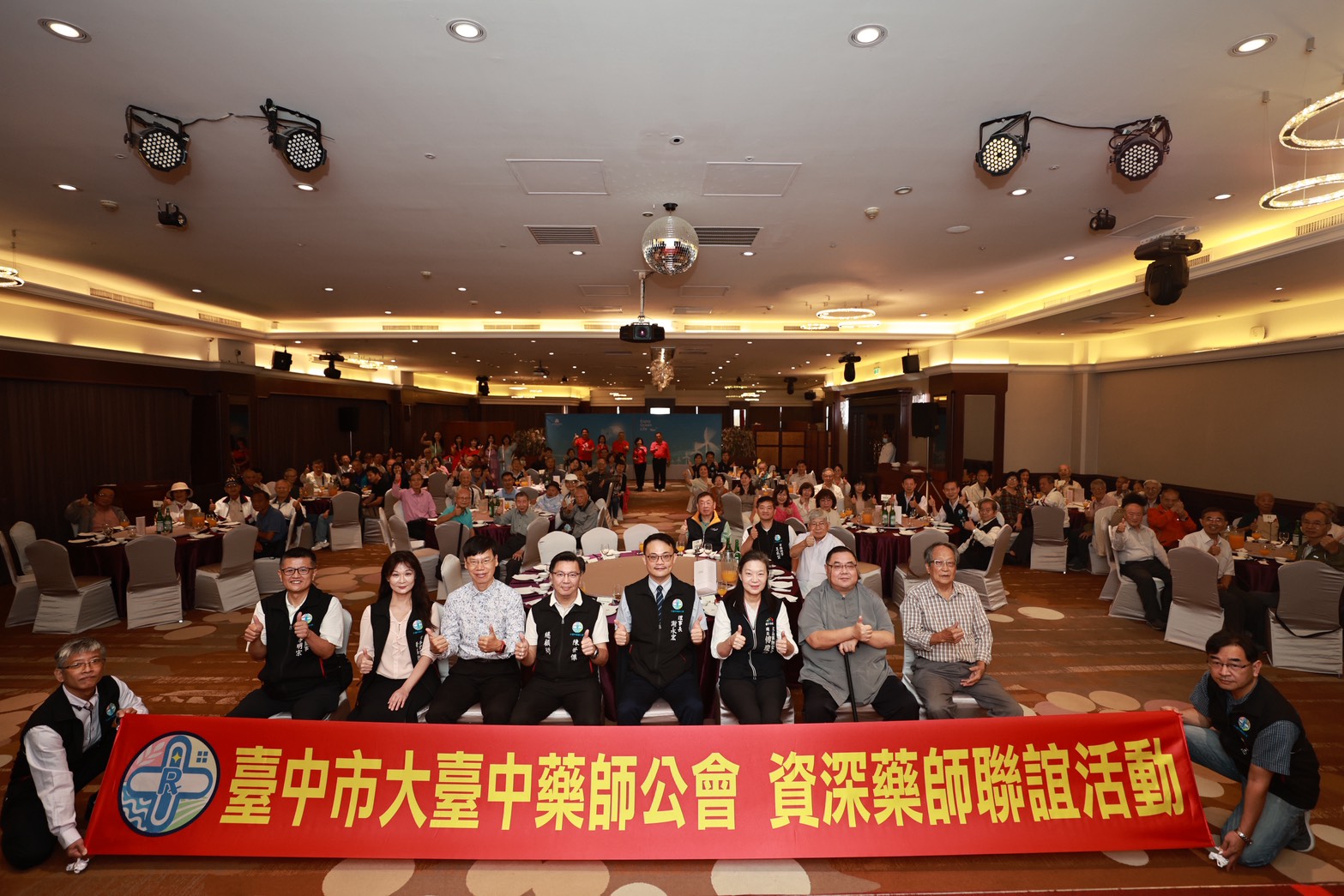 20251102-重陽敬老聯誼餐會，音樂伴隨祝福，表達最深的感謝與敬意。